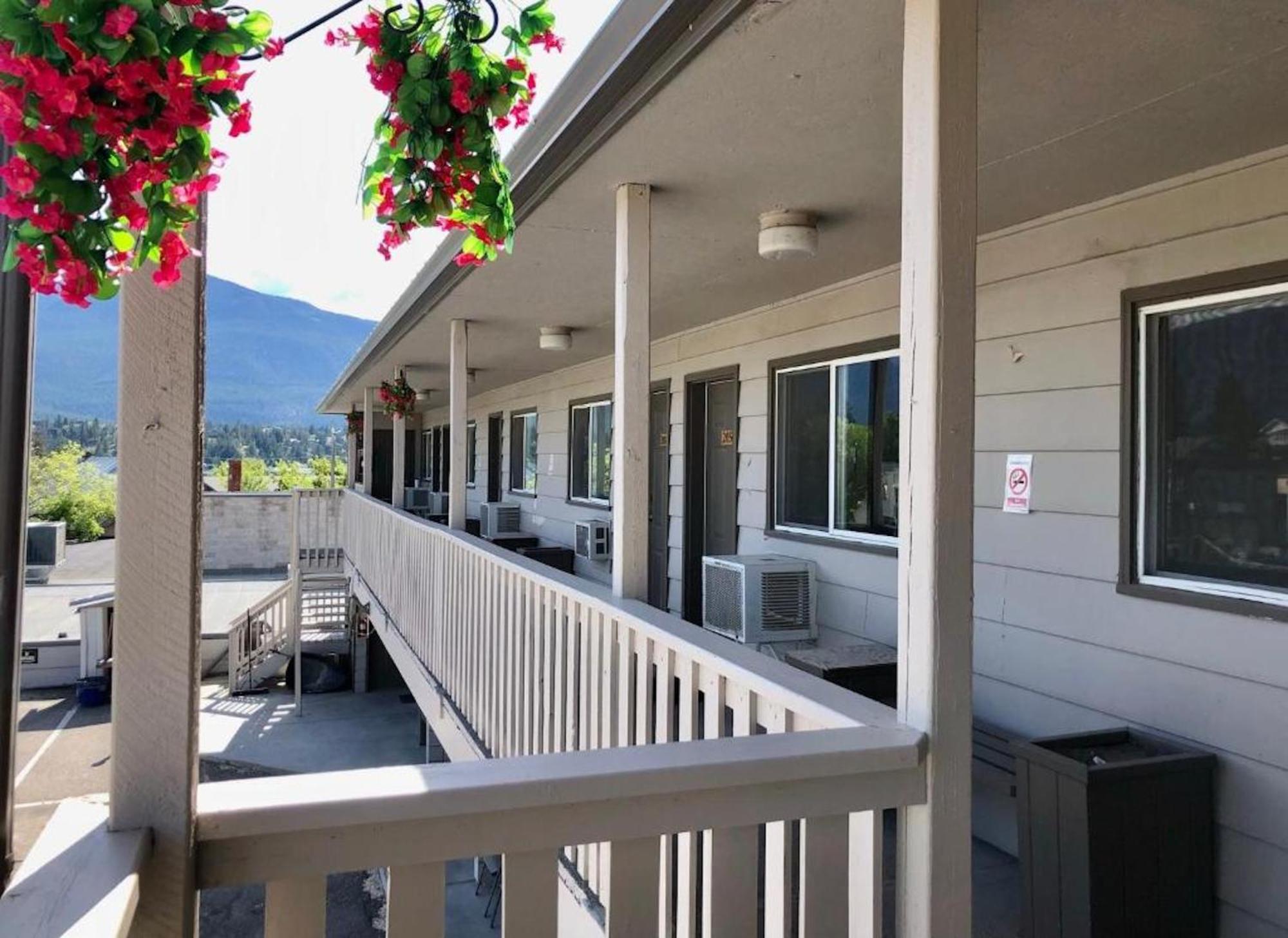 Canterbury Inn Invermere Zewnętrze zdjęcie